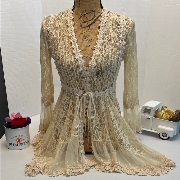 FLORAL LACE FAIRYCORE TOP  THE PYRAMID COLLECTION CREAM SIZE X-SMALL - Picture 2 of 16